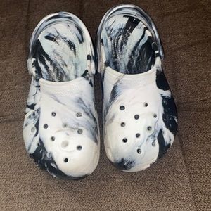 Girls size 2 Crocs black and white marble 🖤🤍